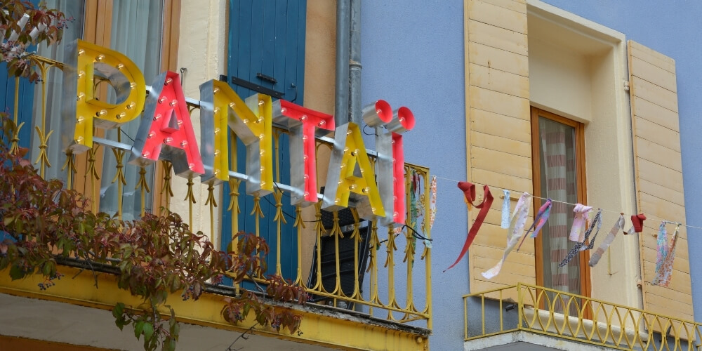 décoration Pantai accroché facade de buis les baronnies