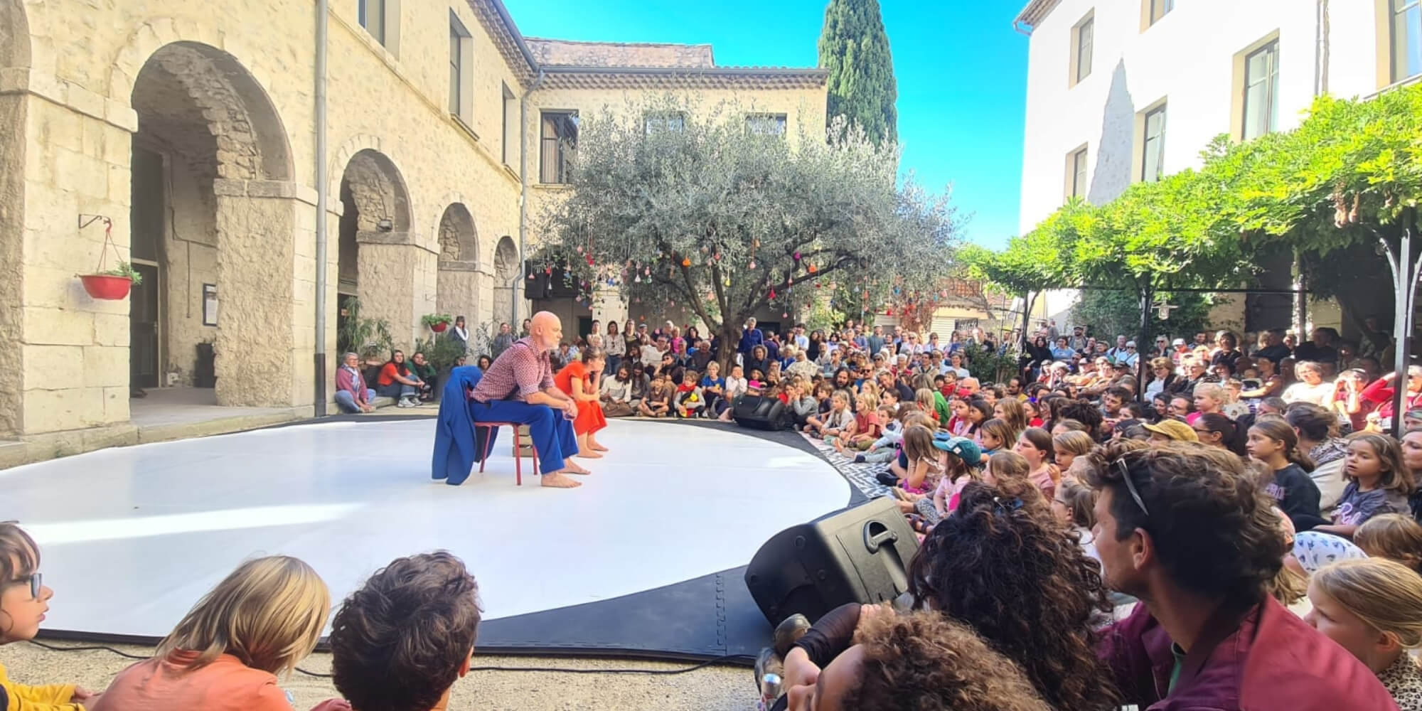 compagnie jouant devant public festival de rue buis les baronnies