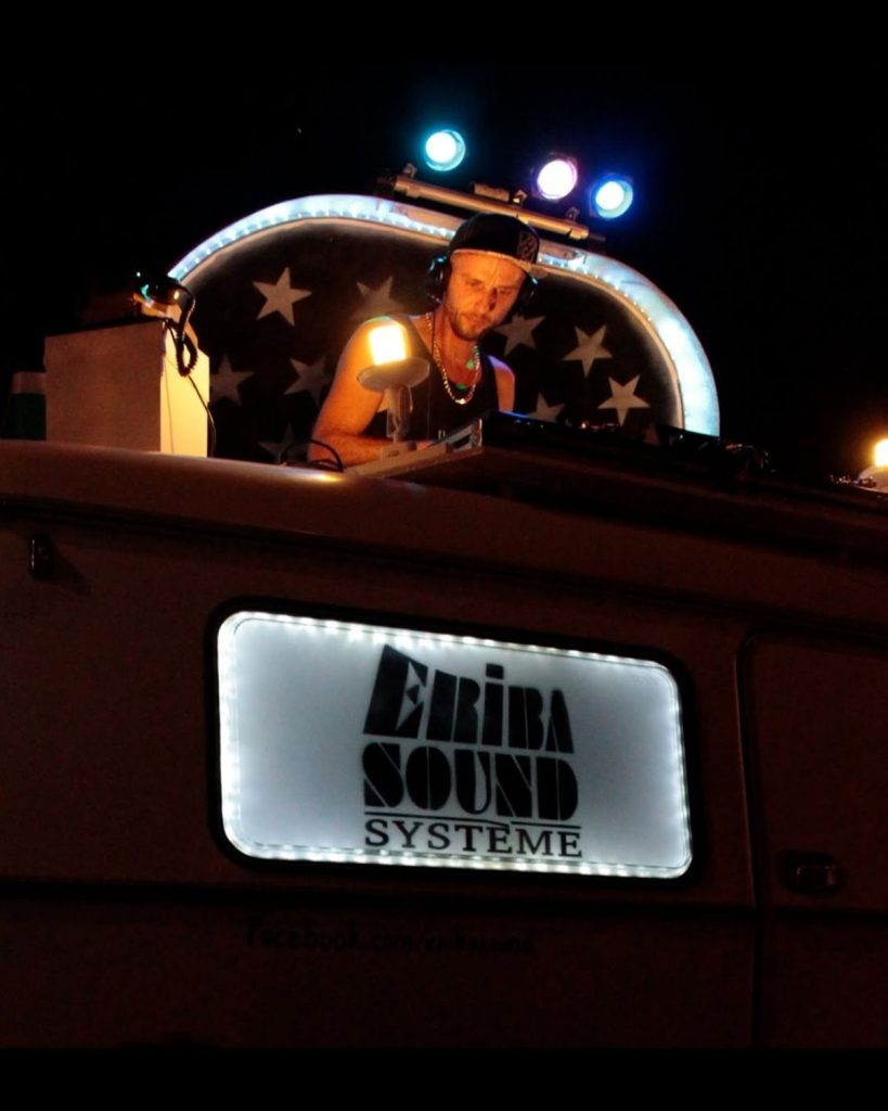 dj eriba mixant depuis sa caravane