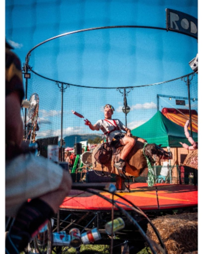 festival de rue avec un rodeo à pédale et un cochon déjanté