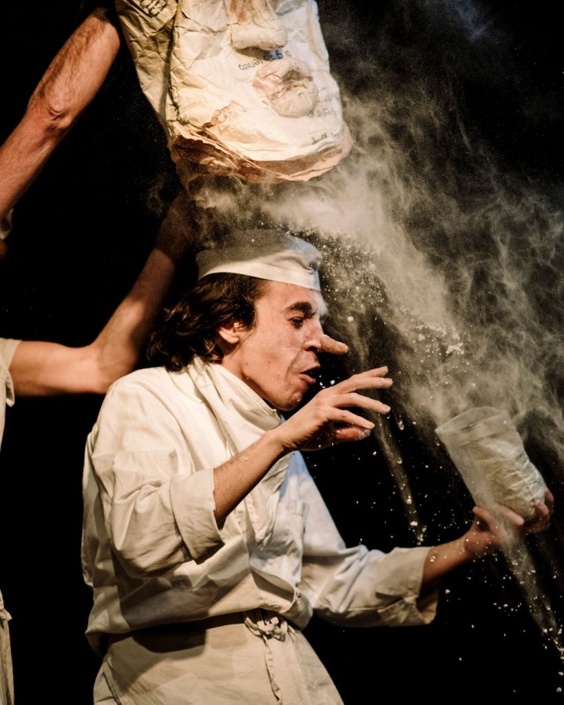 spectacle de clown boulanger avec farine