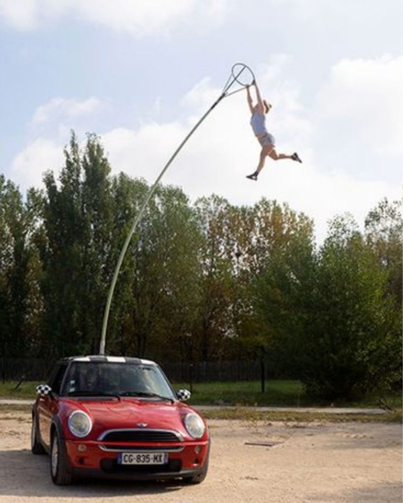 spectacle acrobatique depuis une voiture