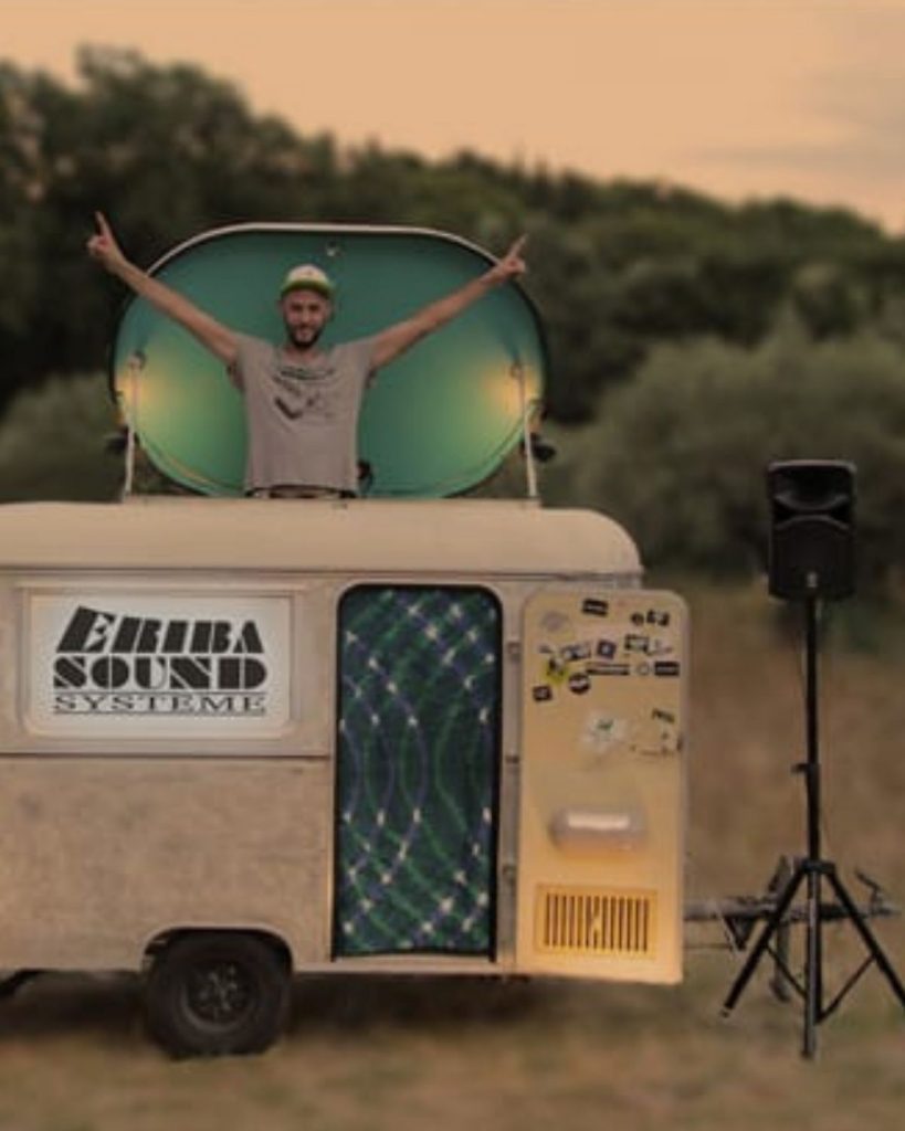 dj dans une caravane
