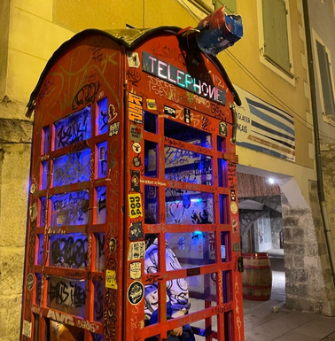 cabine téléphonique festival des arts de rue buis les baronnies