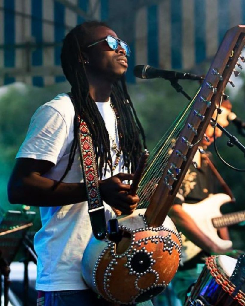 musicien et instrument kora